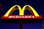 Burgergigant. Der bliver langet 50.000 Big Macs over disken på verdens største McDonald's under OL i London. 