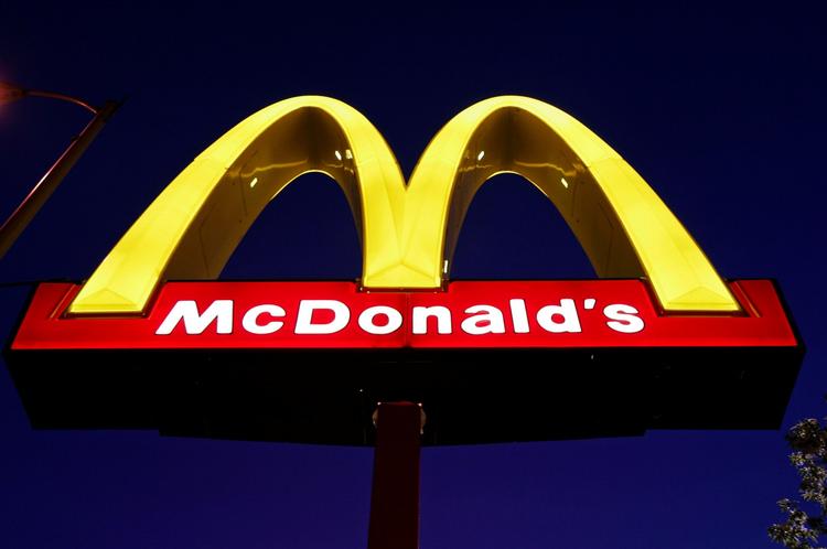 Burgergigant. Der bliver langet 50.000 Big Macs over disken på verdens største McDonald's under OL i London. 