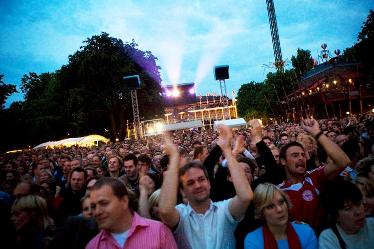 Musik i haven. Tivoli sparer på det gamle promenadeorkester for at satse på en bredere musikalsk profil, der blandt andet inkluderer fredagsrock på Plænen. Nedskæringerne har fået kapelmesteren for orkestret til at forlade sin stilling. 