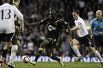 genoplivet. Fabrice Muamba (midt) i aktion i den kamp for Bolton mod Tottenham, hvor midtbanespilleren senere kollapsede og var teknisk død i 78 minutter derefter. 