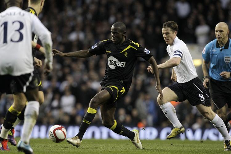 genoplivet. Fabrice Muamba (midt) i aktion i den kamp for Bolton mod Tottenham, hvor midtbanespilleren senere kollapsede og var teknisk død i 78 minutter derefter. 