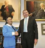 Anklage. Peter Slipper (th.) er formand for det australske parlament. Her er han fotograferet ved en tidligere lejlighed, hvor han i Canberra mødtes med  Rebiya Kadeer, som repræsenterer det centralasiatiske uyghurfolk. 