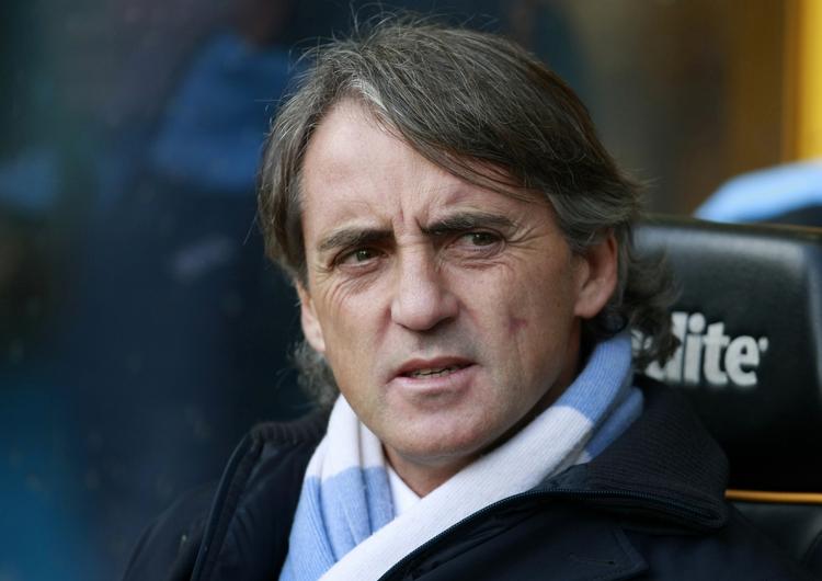 Sortsyn. Manchester Citys manager roberto Mancini har åbenbart ikke meget fidus til sit mandskab. I hvert fald tipper han, at Manchester United ender med mesterskabstrofæet til trods for, at Mancinis eget hold selv kan afgøre mesterskabet. 