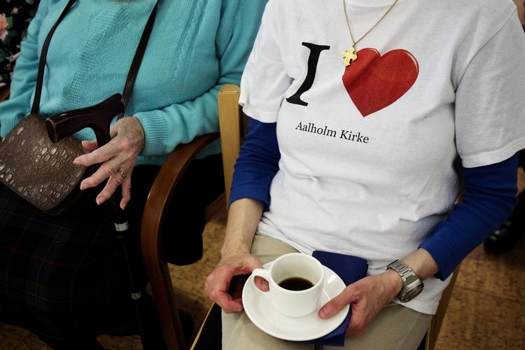 Proteststøtte. Flere lokale kirkegængere er kede af, at Aalholm Kirke skal lukke. Nogle af de faste kirkegængere mødes en gang om måneden til en let frokost og så ser de en film sammen. 