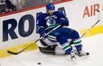 Nedtur. Jannik Hansen og Vancouver Cannucks endte NHL-sæsonen med nederlag til LA Kings i playoffs. Nu kan Hansen slutte sig til den danske VM-trup, hvis Cannucks og Hansen altså vil det. 