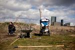 Selvforsynet. Med forårets komme har bybønderne i Ørestad Urbane Haver travlt med at så, luge og lægge i de omkring 60 jordlodder, så de er forsynet med hjemmedyrkede, økologiske grøntsager hele sæsonen. Et lod koster 200 kroner i leje om året. 