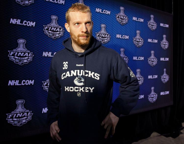 Skuffet. Jannik Hansen, der for et år siden blev den første danske spiller i en NHL-finale, skal lige fordøje slutspilsskuffelsen, inden han sætter fokus på VM-turneringen. 
