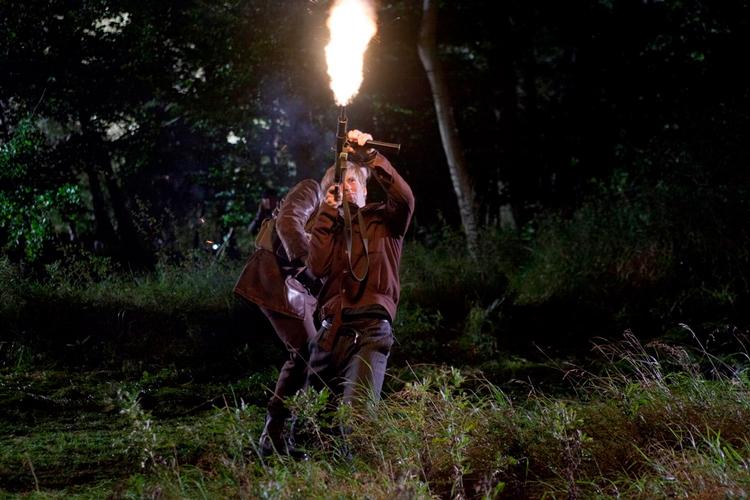 Frihedskamp. Ligesom filmen om Hvidstengruppen er Henning N. Larsens bog et udslag af den hyldest til modstandskampen, som atter er ved at gøre sig gældende. 