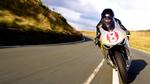 LIVSFARLIGt. Med en gennemsnitsfart på over 200 km/t racer deltagerne over øen Isle Of Man med vanvittige sving, skarpe hjørner og vanskelige veje. 232 har indtil videre mistet livet for fuld fart. 