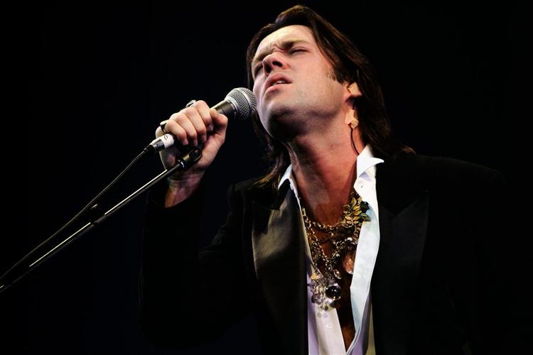 Koncert. Rufus Wainwrights nye plade 'Out of the Game' er en master class i tilbageholdenhed«, mener Rob Hughes i The Independent. 