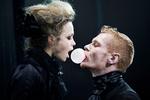 sæson 12/13. Det Kongelige Teaters program for teater, opera og ballet rummer en del repremiere, bl.a. af Shakespeares 'Sonetter' på Det Røde Rum, instrueret af Elisa Kragerup, som er en af de yngre instruktører, der får en travl sæson. 