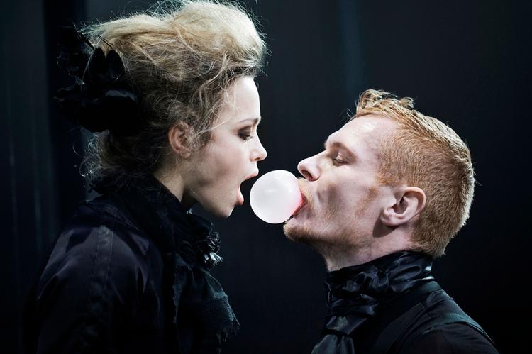 sæson 12/13. Det Kongelige Teaters program for teater, opera og ballet rummer en del repremiere, bl.a. af Shakespeares 'Sonetter' på Det Røde Rum, instrueret af Elisa Kragerup, som er en af de yngre instruktører, der får en travl sæson. 