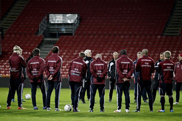 Ssssh. Det er slut med at kvidre på Twitter, mens man repræsenterer Danmark ved EM i fodbold. 