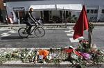 Blomster, lys og sidste hilsener ved ulykkesstedet i Rantzausgade på Nørrebro, hvor en 22-årig mand blev ramt af en turistbus' sidespejl og døde. 