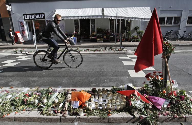 Blomster, lys og sidste hilsener ved ulykkesstedet i Rantzausgade på Nørrebro, hvor en 22-årig mand blev ramt af en turistbus' sidespejl og døde. 
