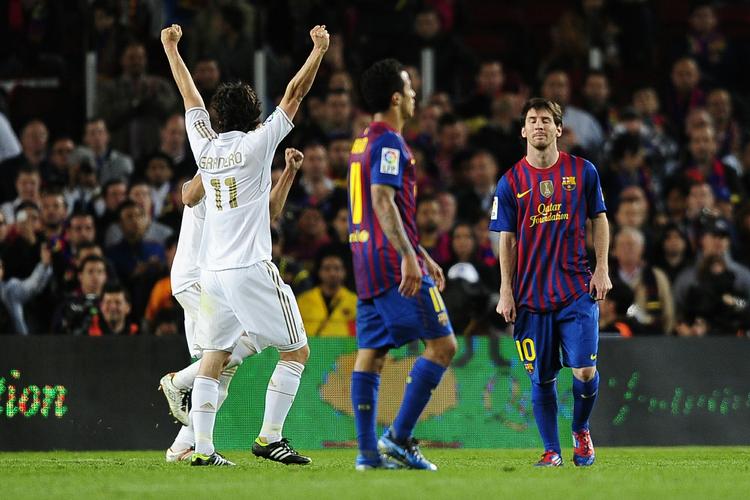 1-2. Real Madrid tog fusen på Lionel Messi og FC Barcelona lørdag aften, hvor catalanerne led et yderst sjældent nederlag på hjemmebane. 