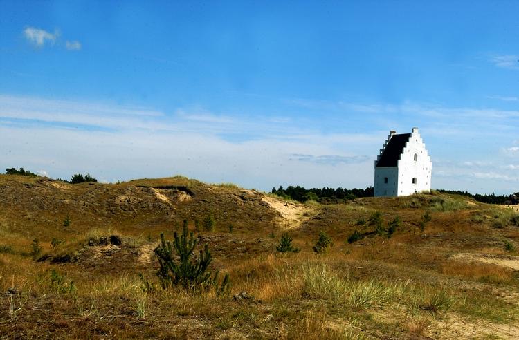 Lukket. Den tilsandede kirke i Skagen blev allerede i 1795 på grund af forfald og sandflugt. 