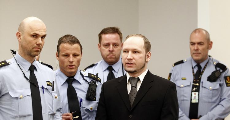 Tiltalt. Anders Behring Breivik bliver ført ind til sjette dag i retssagen mod ham. 