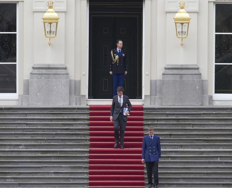 Afsked. Hollands ministerpræsident Mark Rutte har nu officielt trukket sig fra sin post, og forlader på billedet Dronning Beatrix efter at have indleveret sin opsigelse. 