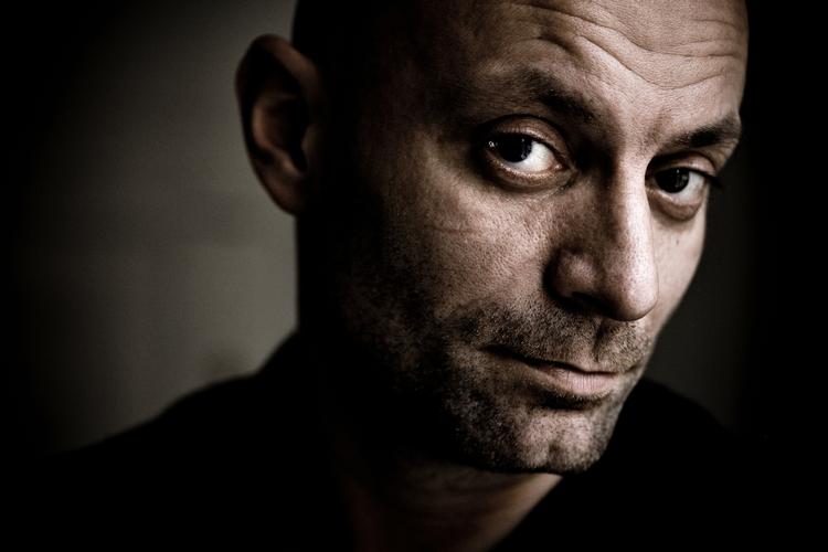 Dokumentar. Omar Shargawi tog til Kairo i januar 2011 for at lave en film om gadebørn, men filmholdet skiftede fokus, da revolutionen brød ud. 