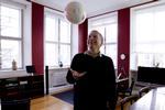 Kommunikation. Landsholdets medlemmer må ikke bruge sociale medier under fodbold-EM. Det undrer kulturminister Uffe Elbæk. 