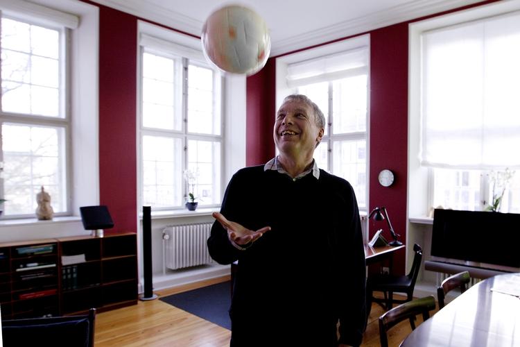 Kommunikation. Landsholdets medlemmer må ikke bruge sociale medier under fodbold-EM. Det undrer kulturminister Uffe Elbæk. 