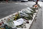 Lokale borgere og butikker lægger blomster ved ulykkesstedet, hvor en 22-årig mand blev slået i hjel i mandags. 