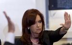 antibølle. »Denne præsident vil ikke reagere på nogen trusler, for jeg repræsenterer det argentinske folk. Jeg er statsleder og ikke en bølle«, sagde Argentinas præsident, Christina Fernandez, gav ordre til nationaliseringen af det spanskejede olieselskab YPF. 