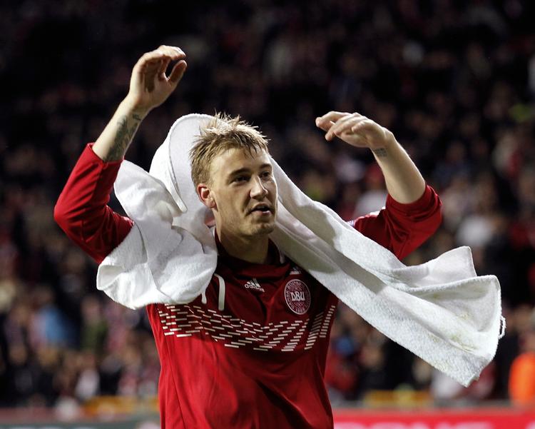 forbud. Nicklas Bendtner er en af de danske spillere, som gør flittigt brug af Twitter til kommentarer omkring fodbold. 
