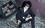 Punkpoet. John Cooper Clarke er ikke tynd fordi, det skal se godt ud. Han havde tuberkulose som barn og det har skadet skelettet. 