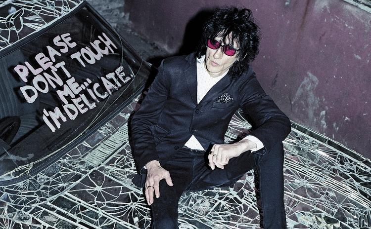 Punkpoet. John Cooper Clarke er ikke tynd fordi, det skal se godt ud. Han havde tuberkulose som barn og det har skadet skelettet. 