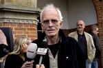 forsvundet. Tvind-stifteren Mogens Amdi Petersen blev frifundet ved byretten. Siden har anklagemyndigheden ikke kunnet finde ham for at forkynde en anke af frifindelsen til landsretten. 