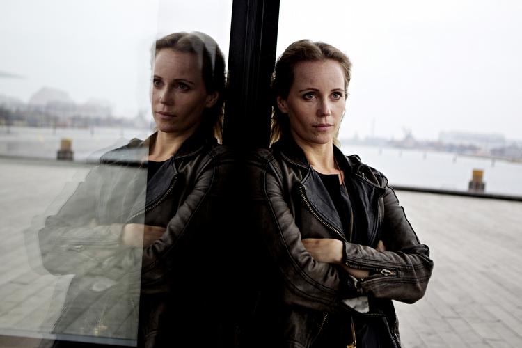 Hit. Sofia Helin spiller den benhårde politikvinde Saga Norén i 'Broen'. Eller 'Bron', som serien hedder på svensk. 