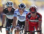 aflyst. Sidste år lå Alberto Contador (i midten) og Andy Schleck (tv.) i Cadel Evans baghjul til Tour de France, men spanieren vil være fraværende i dette års udgave. 