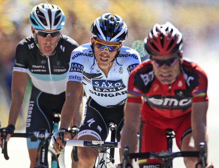 aflyst. Sidste år lå Alberto Contador (i midten) og Andy Schleck (tv.) i Cadel Evans baghjul til Tour de France, men spanieren vil være fraværende i dette års udgave. 