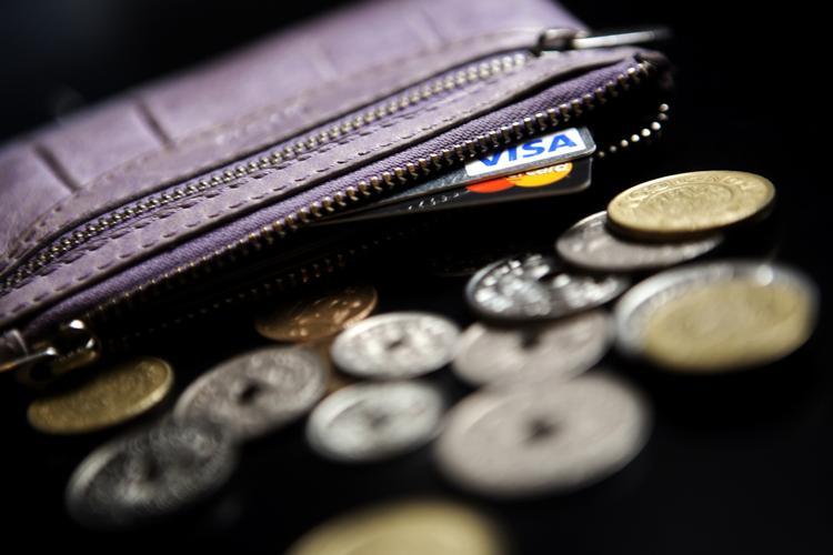 Efterlønsbidrag. »Når nu danskerne ikke længere tror på, at efterlønnen eksisterer ved deres pension og hæver pengene, er det positivt, at de polstrer sig ved at spare op og afdrage på gælden«, siger økonom. 