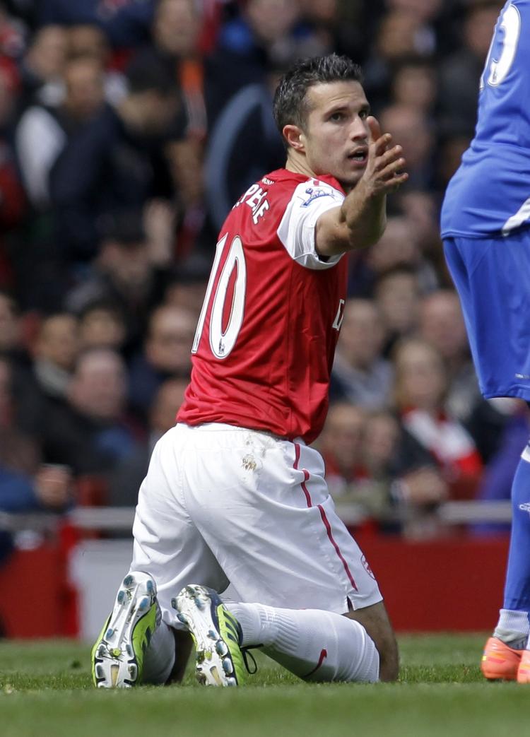 hædret. Robin van Persie har været med til at holde Arsenal tæt på toppen efter en miserabel sæsonstart for klubben. 