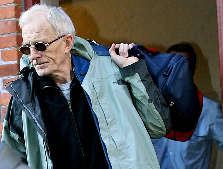 Forsvundet. Tvinds stifter, Mogens Amdi Petersen, rejste ud af landet sammen med tre andre af organisationens topfolk, da de blev frikendt i 2006. Siden har anklageren ikke kunnet finde dem for at forkynde, at sagen er blevet anket til landsretten. 