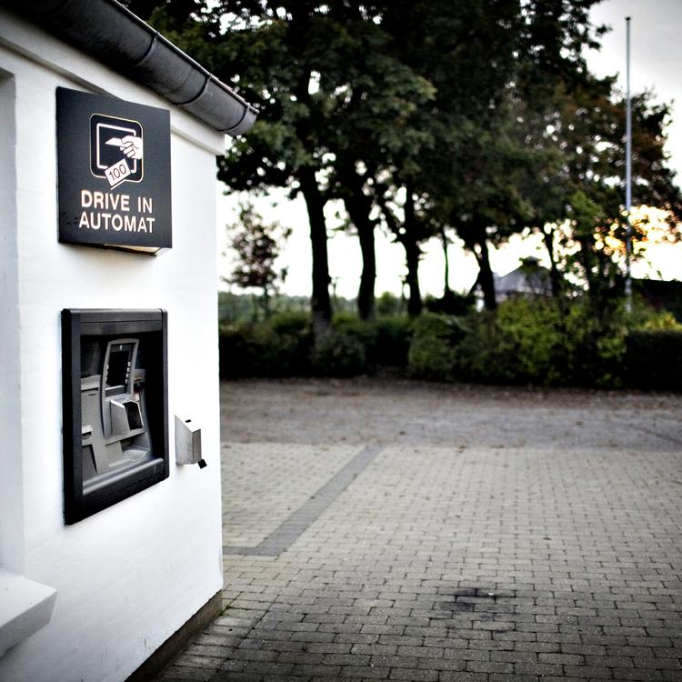 Sparekasserun. Efter to krak  i weekenden forventer flere sparekasser, at deres garanter ønsker at hæve deres indskud. 