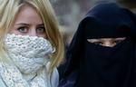 BURKAFORBUD. To hollandske kvinder fotograferet under demonstration i Haag mod et lovforslag om at forbyde burkaer. 