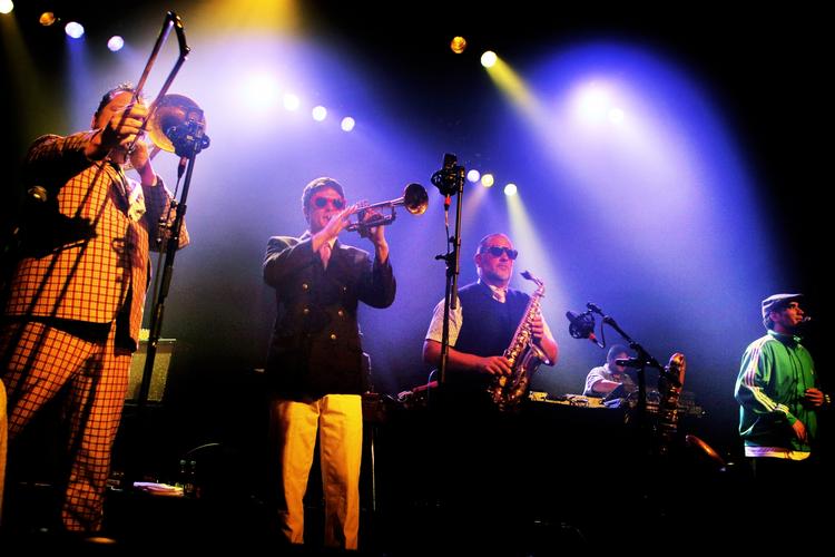 Improvisation. Den newzealandske gruppe Fat Freddy's Drop gæster Danmark to gang til sommer. Det bliver på Voxhall i Århus og Vega i København. Gruppen er blandt andet kendt for det improviserede element i sine koncerter. 