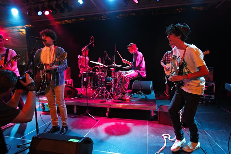 Festival. Det tidligere Start! Festival går nu under navnet Vesterbro Festival. Den løber af stablen i slutningen af maj, men allerede nu er flere navne offentliggjort. 