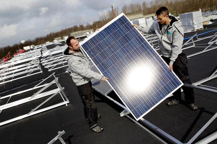 Fremtiden. David Petersen og Søren Bødker fra firmaet DrivhusEffekten er i gang med at omdanne Topdanmarks tag i Ballerup til Danmarks største solcelleanlæg. 