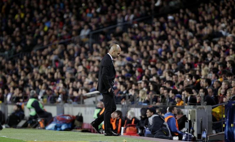 Skuffelse. Josep Guardiola var dybt fortvivlet over nederlaget til Chelsea i Champions League. Nederlaget får ham nu til at overveje klubbens offensive stil. 