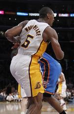 hjernerystelse. Los Angeles Lakers-spiller Metta World Peace (i hvidt) sender Oklahoma City Thunders James Harden (blåt) i gulvet med et vildt albuesving under kampen 22. april. 