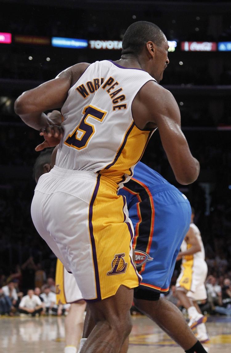 hjernerystelse. Los Angeles Lakers-spiller Metta World Peace (i hvidt) sender Oklahoma City Thunders James Harden (blåt) i gulvet med et vildt albuesving under kampen 22. april. 