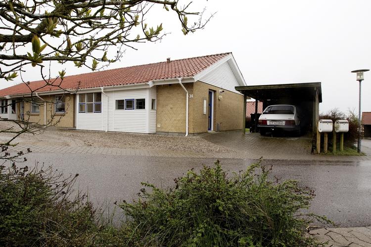 Spotpris.  For bare en krone kunne du for nylig købe dette etplans andelsrækkehus på 95 kvadratmeter med stor carport og overkommelig have.  Boligen ligger i Guderup på Als og har på papiret en andelsværdi på 285.000 kr. 