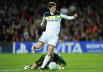 magtskifte. Chelseas Fernando Torres uddribler Barca-målmand Victor Valdes i overtiden og sætter det sidste ydmygende stød ind hos de tidligere Champions League-mestre. 