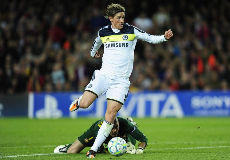 magtskifte. Chelseas Fernando Torres uddribler Barca-målmand Victor Valdes i overtiden og sætter det sidste ydmygende stød ind hos de tidligere Champions League-mestre. 