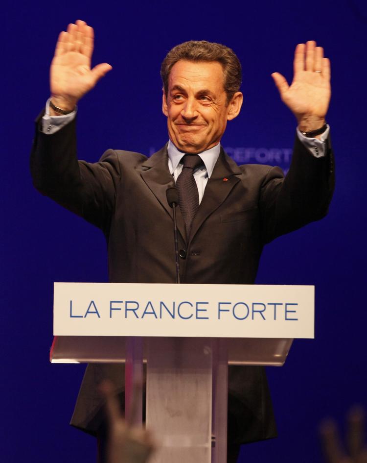 Balancegang. Præsident Nicolas Sarkozy må forsøge at kaprere stemmer på  højrefløjen for at hente socialisten François Hollande i kapløbet om præsidentembedet. Men alliancer vil han ikke indlade sig på. 